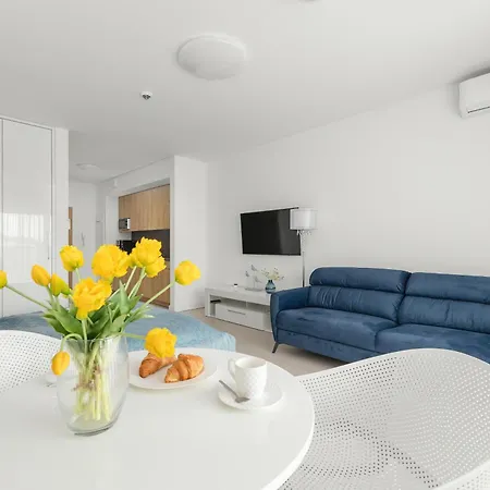 Aquamarina Prima By The By Renters