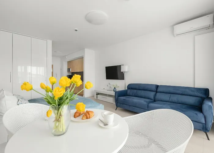 Aquamarina Prima By The By Renters